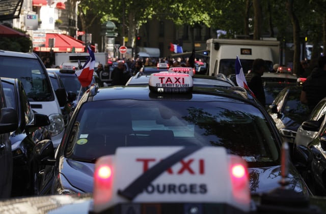 Des taxis en grève rassemblés dans une rue de Paris lundi 19 mai.