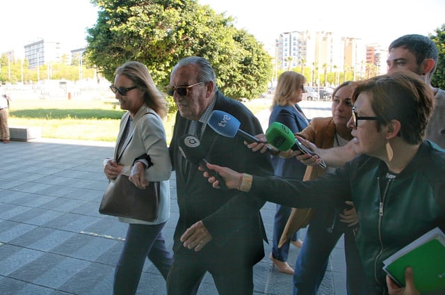 Carlos Fabra accede al edificio judicial para afrontar la segunda jornada del juicio por los patrocinios  de Aerocas.