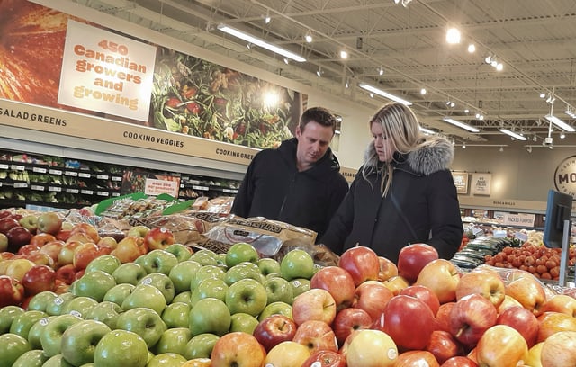 People shop for fruits and vegetables at a supermarket in Ottawa, Ontario, Canada , March 27, 2023.  REUTERS/Patrick Doyle