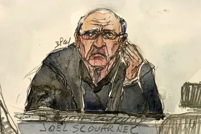 Croquis d'audience du 24 février 2025 montrant l'ex-chirurgien Joël Le Scouarnec à l'ouverture de son procès à Vannes pour viols et agressions sexuelles sur 299 patients