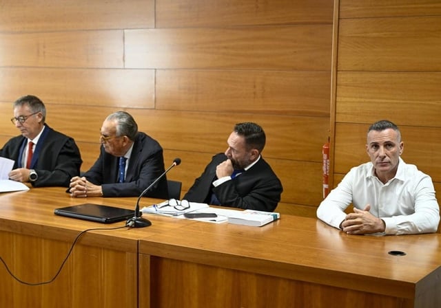 El expresidente de la Diputación de Castellón, Carlos Fabra, y el expiloto Álex Debón, en el juicio contra ambos por presunto soborno