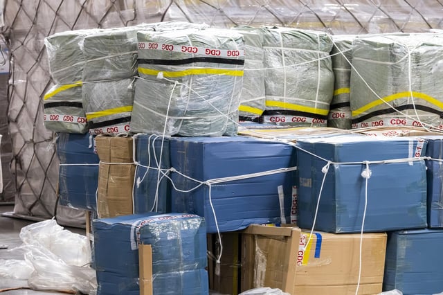 La Commission européenne a proposé, mardi 20 mai, 2025 d’imposer des frais de 2 € sur chaque petit colis importé dans l’UE. (Photo la zone cargo de l’aéroport Paris Charles de Gaulle).