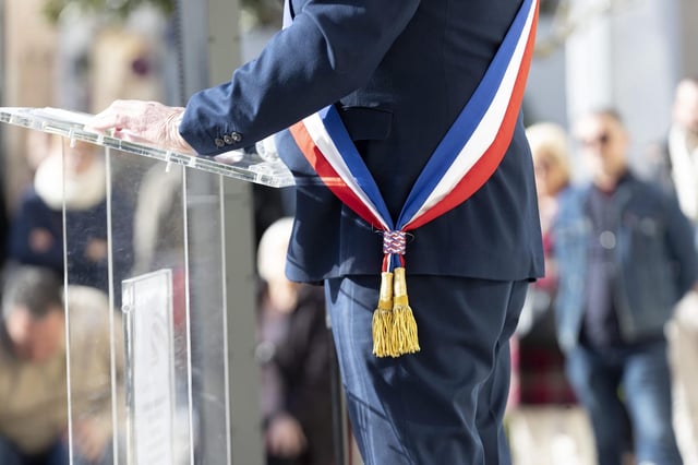 Rassemblement de soutien aux élus victimes d’agressions et pour la défense des valeurs républicaines organisé par Jean Pierre Rico devant la mairie de Pérols (Hérault), le 14 février 2025, suite à son agression dans la mairie par un citoyen qui lui demandait des comptes.