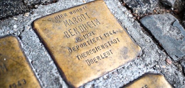 Ein Stolperstein für Margot Bendheim, die nach ihrer Heirat Margot Friedländer heißt, vor dem Haus in der Skalitzer Straße 32 in Kreuzberg