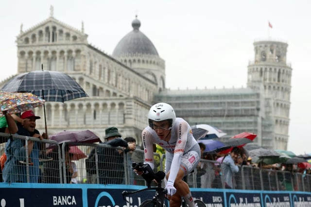 L'Espagnol Juan Ayuso lors du contre-la-montre individuel de la 10e étape du Tour d'Italie, le 20 mai 2025 à Pise