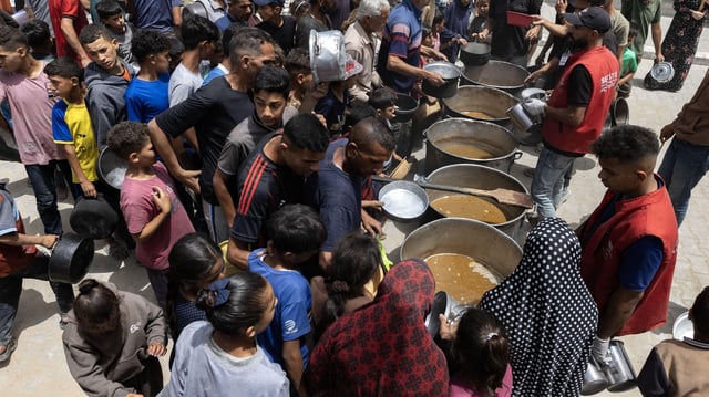 Une distribution de nourriture à des déplacés d’un camp de Gaza-Ville, le 17 mai 2025.