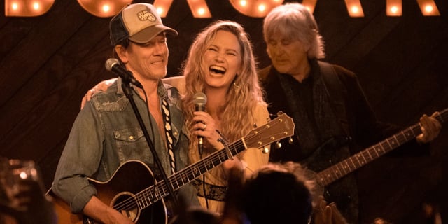 Jennifer Nettles as Maryanne performing onstage with Kevin Bacon as Hub on 'The Bondsman'