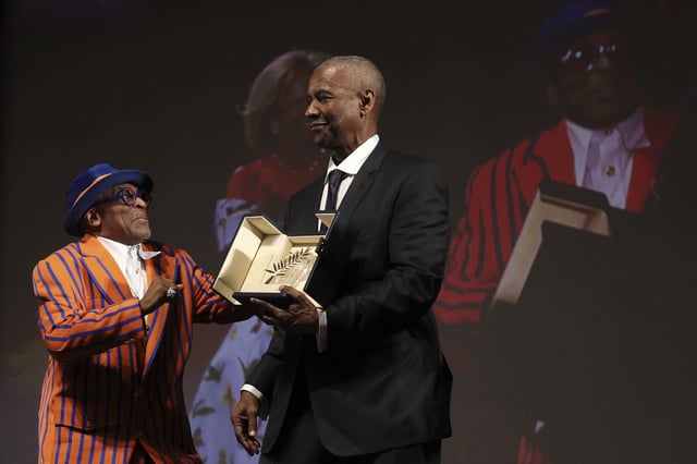 Denzel Washington recibe la Palma de Oro honorífica de manos de Spike Lee
