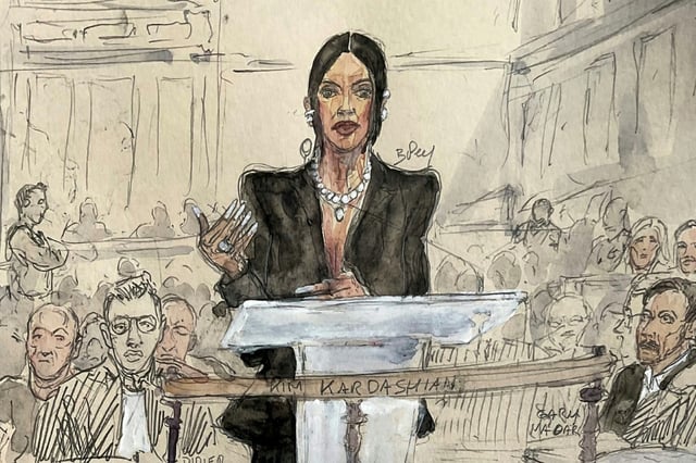 Croquis d'audience montrant Kim Kardashian témoignant au procès de son braquage, le 13 mai 2025 devant la cour d'assises à Paris
