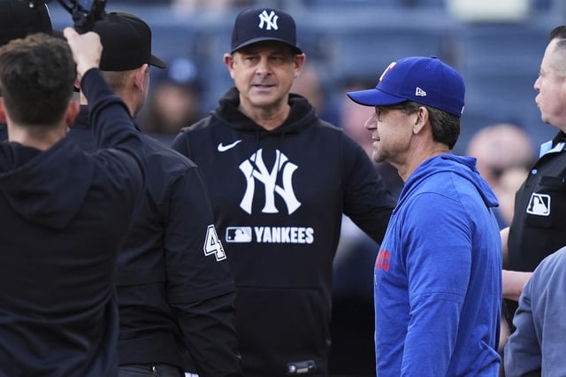 Yankees&#39; Aaron Boone is facing his brother Bret Boone who is now the hitting coach of the Rangers.