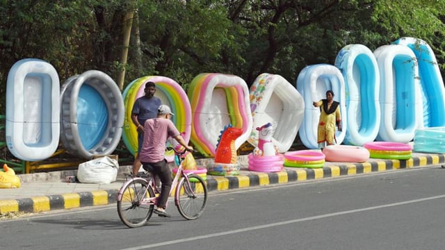 Inflatable bath tubs being sold on a Delhi roadside. (Vipin Kumar/HT Photo)