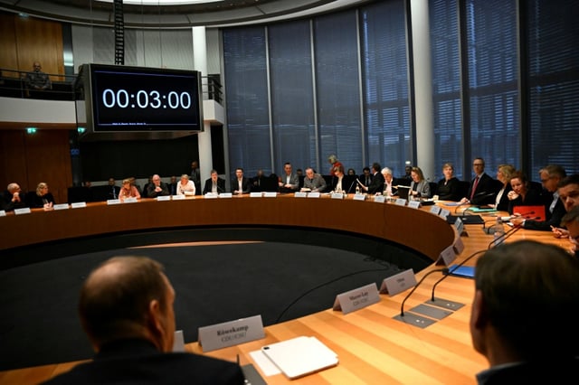 Im Bundestag konstituieren sich am Mittwoch die 24 Fachausschüsse für die neue Legislaturperiode. Auf den Tagesordnungen der Gremien stehen die Wahlen zu den Vorsitzenden.