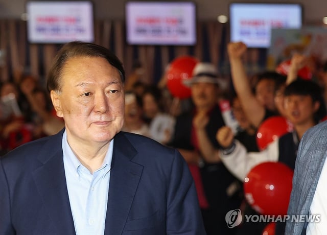 Former President Yoon Suk Yeol heads to a screen at Megabox Dongdaemun in eastern Seoul on May 21, 2025, to watch a documentary film, titled "Election Fraud: A Work of God?" (Yonhap)