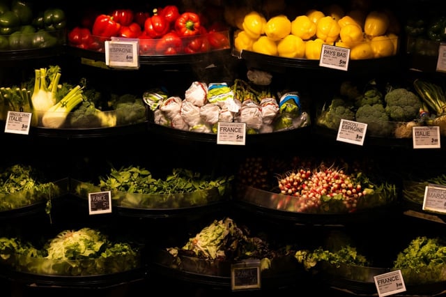 D'après l'enquête, "seules 12% des promotions portent sur des aliments sains (...) comme les fruits, les légumes ou les légumineuses"
