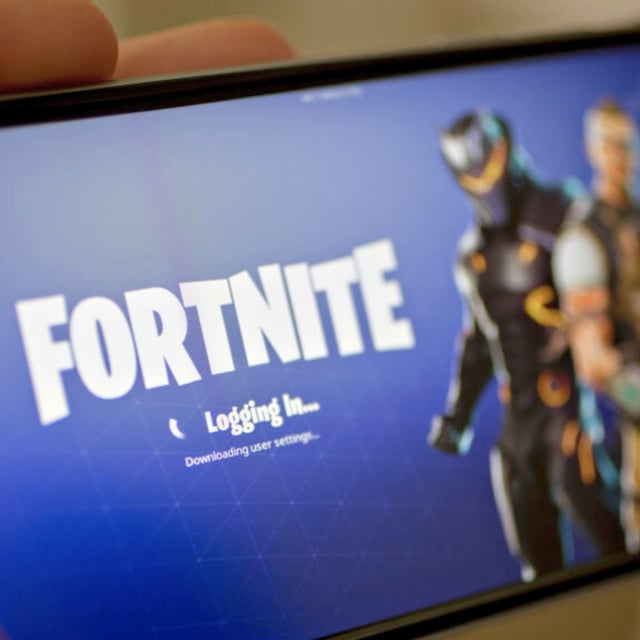 A 'Fortnite' loading screen on an iPhone.