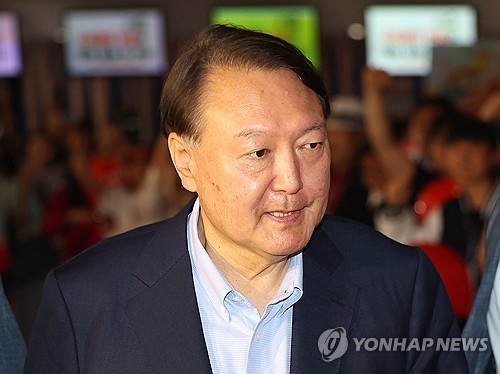 Former President Yoon Suk Yeol arrives at a movie theater in Seoul's Dongdaemun district to watch a documentary film on election rigging allegations, on May 21, 2025. (Yonhap)