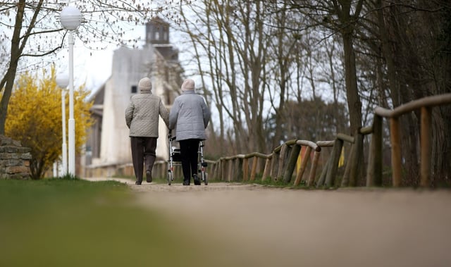Frauen mittleren Alters unterschätzen ihre eigene Lebenserwartung um mehrere Jahre. Dies geht aus einer Erhebung des Bundesinstituts für Bevölkerungsforschung hervor. Männer im mittleren Alter überschätzen ihre Lebenserwartung hingegen tendenziell.