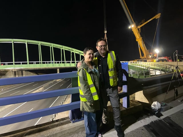 Juani Clos y Dimas Vázquez, esta madrugada, junto a la pasarela.