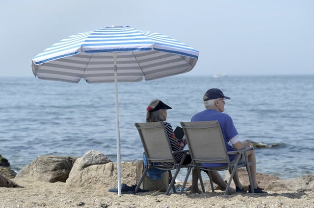 Escaping the heat at Hammonasset Beach State Park in Madison, July 24, 2022, the sixth consecutive day temperatures in parts of Connecticut reached into the 90s. Photo by Cloe Poisson/Special to the Courant