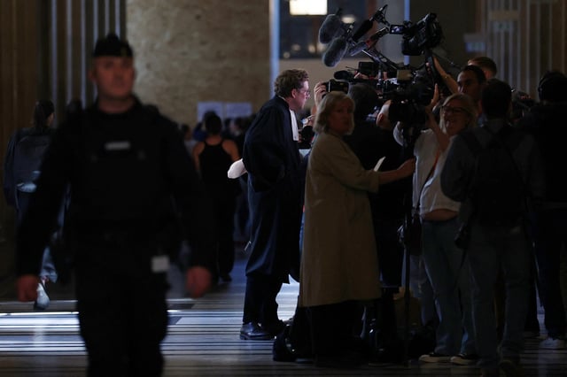 L’un des avocats d’Harminy Ait Khedache, Me Joseph Hazan, face à la presse, lors du procès, le 28 avril 2024.