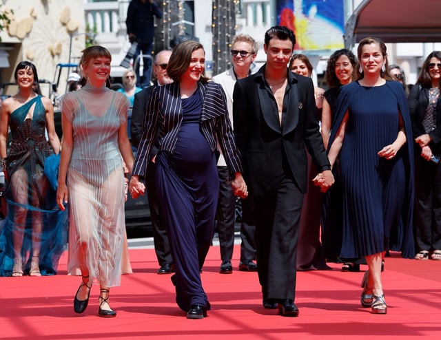 CANNES (Francia), 21/05/2025.- (I-D) Llucia García, la directora Carla Simon, Mitch y Maria Zamora asisten al estreno de 'Romería' durante el 78º Festival de Cine de Cannes, en Cannes, Francia, el 21 de mayo de 2025. El festival de cine se celebra del 13 al 24 de mayo de 2025. (Cine, Francia) EFE/EPA/GUILLAUME HORCAJUELO