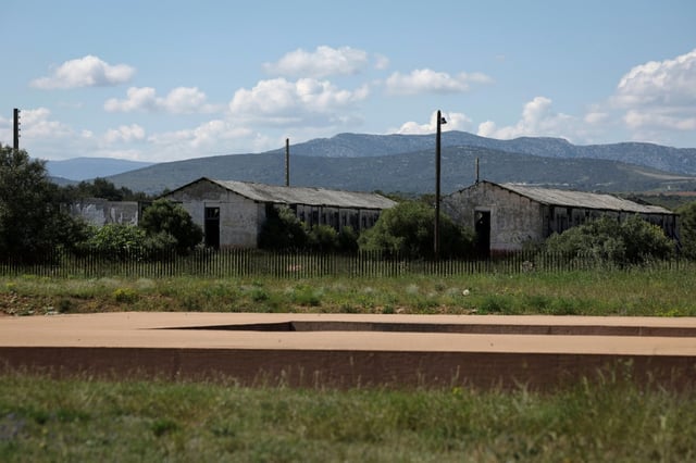 Cette photo, prise le 28 avril 2025, montre des baraquements du camp de Rivesaltes où des harkis et membres de leurs familles, surtout des bébés, sont décédés entre 1962 et 1965
