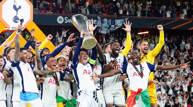 Tottenhams Kapitän Heung-Min Son hebt die Europa-League-Trophäe in die Höhe.