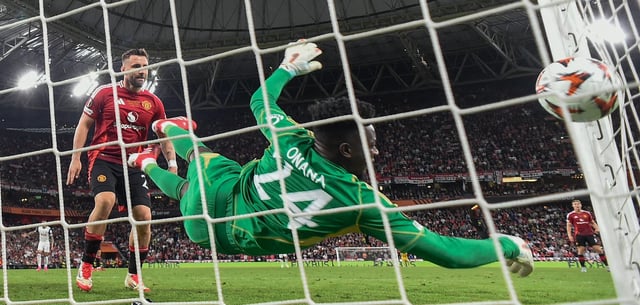 Manchesters Torwart André Onana springt ins Leere, Tottenhams Brennan Johnson traf in der 42. Minute vor 49.924 Zuschauern im Estadio San Mamés von Bilbao