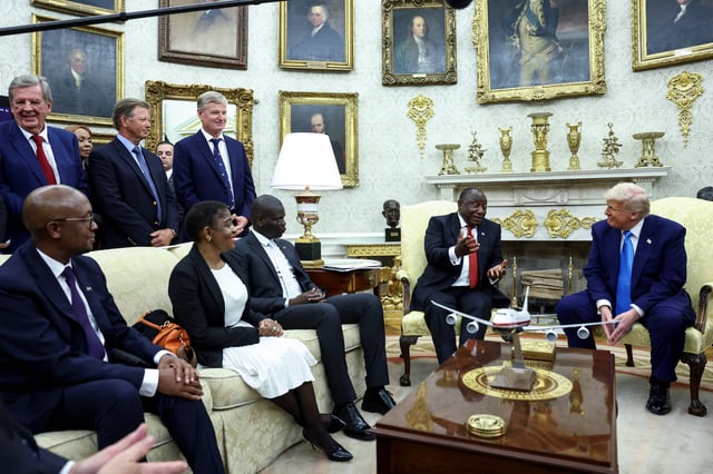 U.S. President Donald Trump meets South African President Cyril Ramaphosa in the Oval Office of the White House in Washington, D.C., U.S., May 21, 2025. REUTERS/Kevin Lamarque
