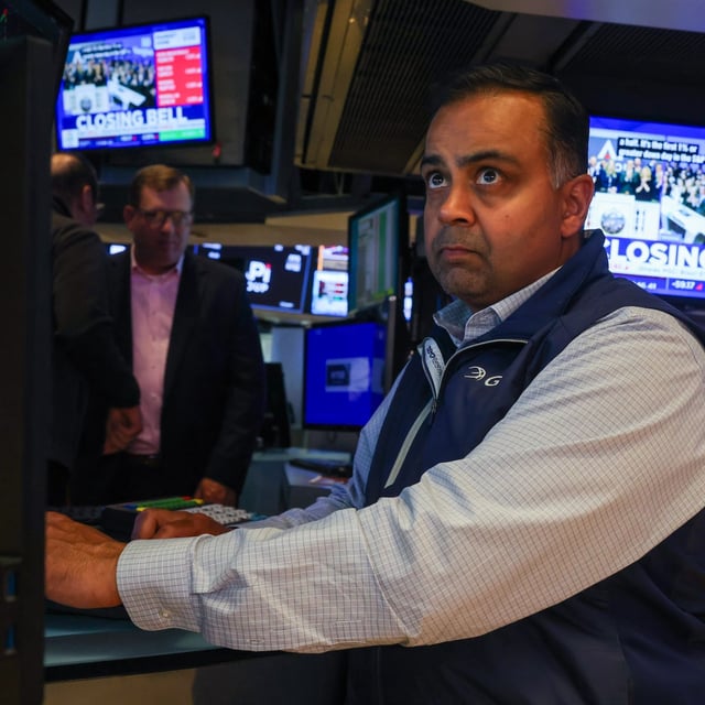 NEW YORK, NEW YORK - MAY 21: Traders work on the floor of the New York Stock Exchange (NYSE) on May 21, 2025 in New York City. The Dow dropped over 800 points as continued worries about tariffs and the state of the U.S. economy persist. (Photo by Spencer Platt/Getty Images)