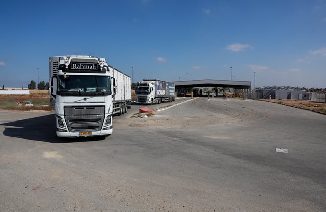 Trucks carrying aid drive at the Kerem Shalom crossing between Israel and Gaza, before going into Gaza, on the Israeli side of the Israel-Gaza border, May 22, 2025. REUTERS/Ammar Awad