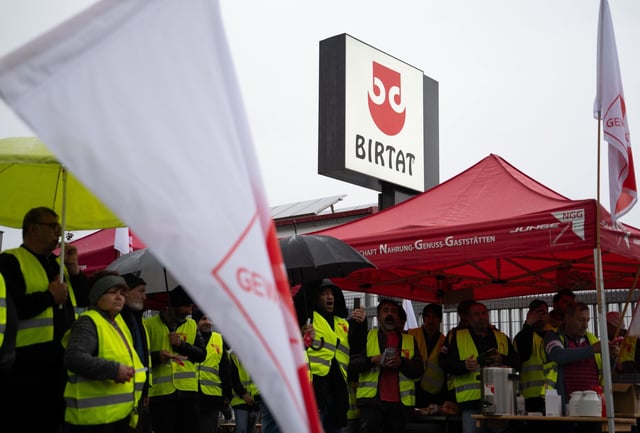 Streikende stehen vor der Dönerfabrik von Birtat in Murr. Der Streik wurde von der Gewerkschaft Nahrung-Genuss-Gaststätten (NGG) ausgerufen, weil die bisherigen Verhandlungen über die erstmalige tarifliche Regelung ergebnislos blieben.