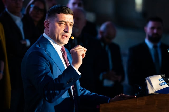 Das Verfassungsgericht Rumäniens hat die Forderung nach einer Wahlannullierung des unterlegenen ultrarechten Kandidaten George Simion nach der Präsidentenstichwahl am Wochenende zurückgewiesen. Der Antrag wurde "einstimmig zurückgewiesen".