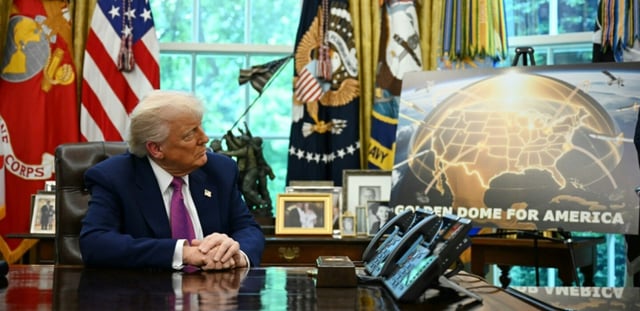 Donald Trump annonce la construction du bouclier antimissiles "Dôme d'or" dans le Bureau ovale de la Maison Blanche, à Washington, le 20 mai 2025