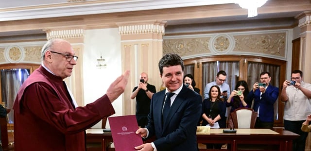 AFP - Le nouveau président roumain Nicusor Dan reçoit son mandat du président de la Cour constitutionnelle de Roumanie Marian Enache, au Palais du Parlement à Bucarest, le 22 mai 2025