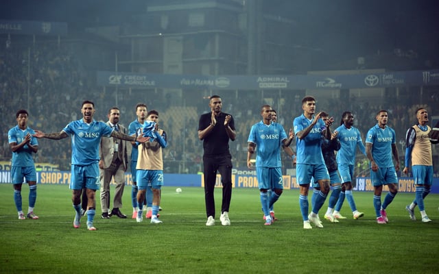 Soccer Football - Serie A - Parma v Napoli - Stadio Ennio Tardini, Parma, Italy - May 18, 2025 Napoli's Matteo Politano with teammates applaud fans after the match REUTERS/Alberto Lingria/File Photo