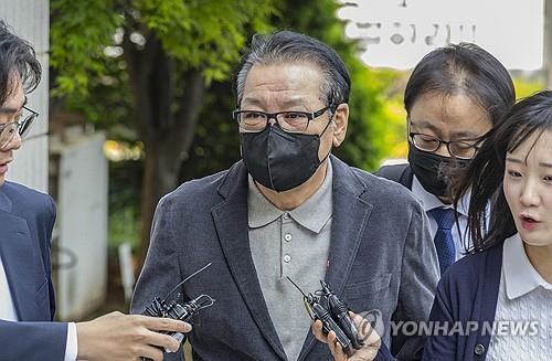 Shaman Jeon Seong-bae, also known as Geon Jin, attends a trial session at the Seoul Southern District Court in Seoul in this May 12, 2025, file photo. (Yonhap)