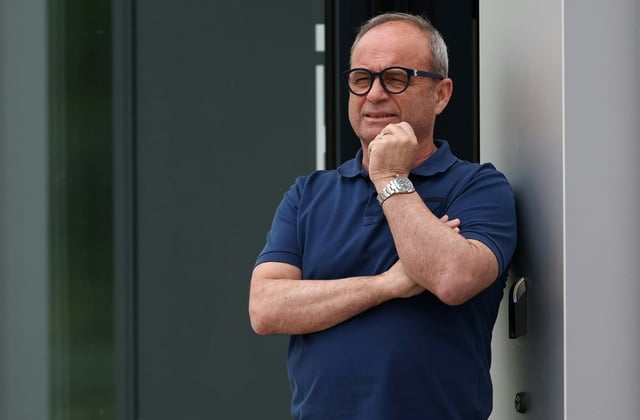 Luis Campos, le conseiller sportif du Paris SG, le 21 mai 2025 au centre d'entraînement de Poissy