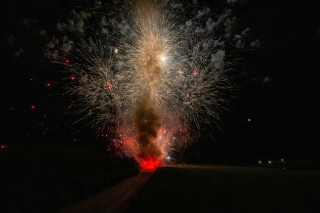 Bei einer Wohnungsdurchsuchung in einem Mehrfamilienhaus in Sachsen-Anhalt haben Polizisten zufällig mehr als 120 Kilogramm teils illegale Pyrotechnik entdeckt. Die Gesamtsprengstoffmenge stellte demnach eine erhebliche Gefahr für die Bewohner dar.