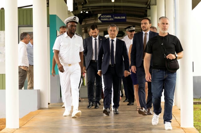 Le ministre de la Justice Gerald Darmanin (c) visite la prison de Rémire-Montjoly, le 19 mai 2025 en Guyane