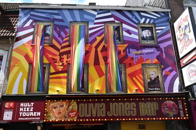 Das Street-Art-Kunstwerk auf der Fassade der Olivia-Jones-Bar in Hamburg soll nicht nur ein Zeichen für Vielfalt setzen, sondern auch der Kunst auf der Reeperbahn mehr Platz geben.