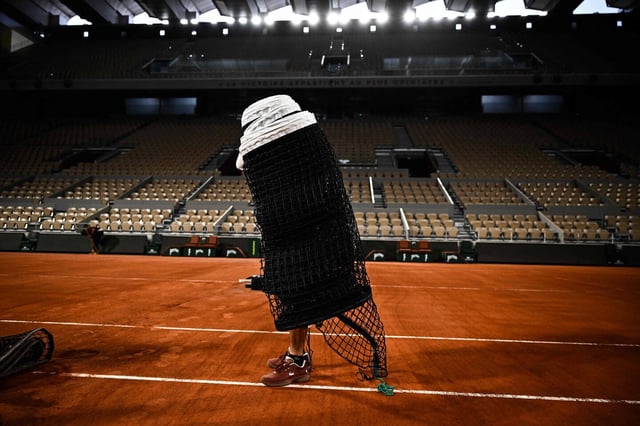 Préparation du filet sur le court Philippe-Chatrier, avant Roland-Garros 2025, mercredi 21 mai à Paris.