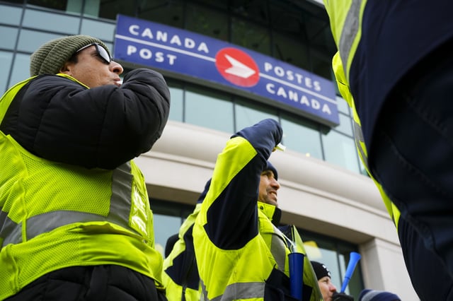Canada Post employees and supporters rally at Canada Post headquarters in Ottawa, on Nov. 28, 2024. THE CANADIAN PRESS/Sean Kilpatrick