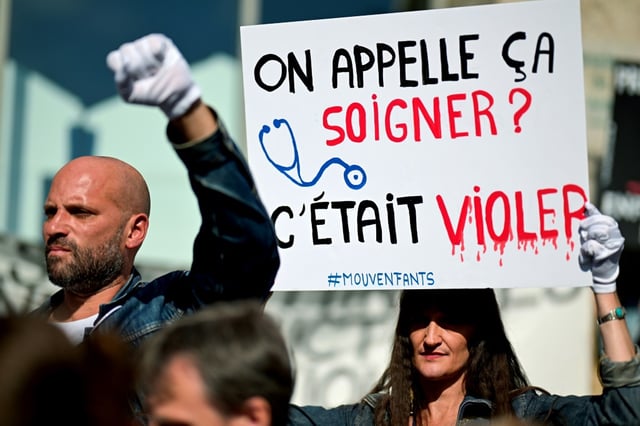 Manifestation devant la cour criminelle du Morbihan à Vannes, le 19 mai 2025, pendant le procès de l'ex-chirurgien pédocriminel Joël Le Scouarnec
