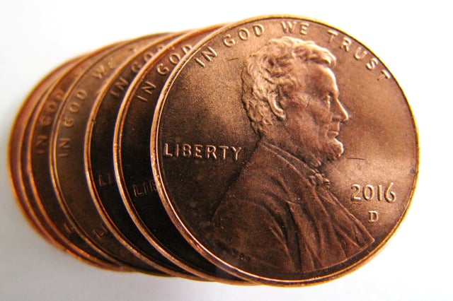 One-cent U.S. coins known as the penny are shown in this illustration picture, after U.S. President Trump informed on his Truth Social media account that he instructed the Secretary of the US Treasury to stop producing new pennies, February 11, 2025. REUTERS/Mike Blake/File Photo