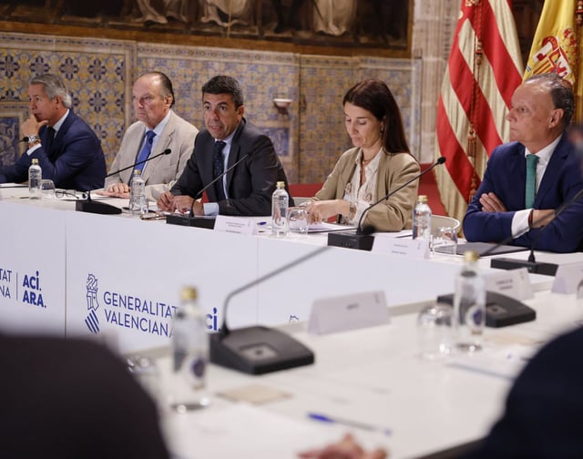 Carlos Mazón en la reunión con proveedores de la administración autonómica, en el Palau de la Generalitat. |