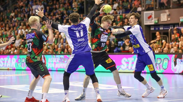 Umkämpftes Duell in Magdeburg: Gisli Kristjansson (am Ball)