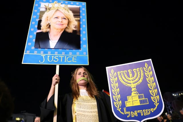 Un portrait de la procureure générale d'Israël, Gali Baharav-Miara, lors d'une manifestation contre les mesures prises par le gouvernement israélien pour la révoquer, le 27 mars 2025 à Tel-Aviv