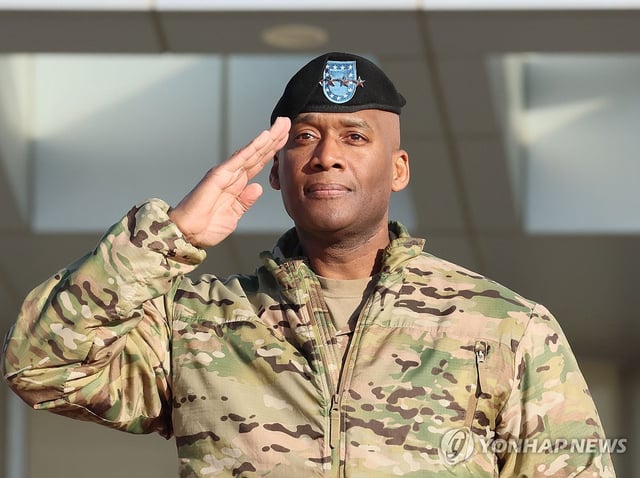This photom taken on Jan. 9, 2025, shows U.S. Forces Korea Commander Gen. Xavier Brunson saluting an honor guard at Seoul's defense ministry. (Yonhap)