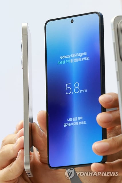 This file photo from May 13, 2025, shows a Galaxy S25 Edge unit shown at a media event hosted by Samsung Electronics Co. in Seoul. (Yonhap)